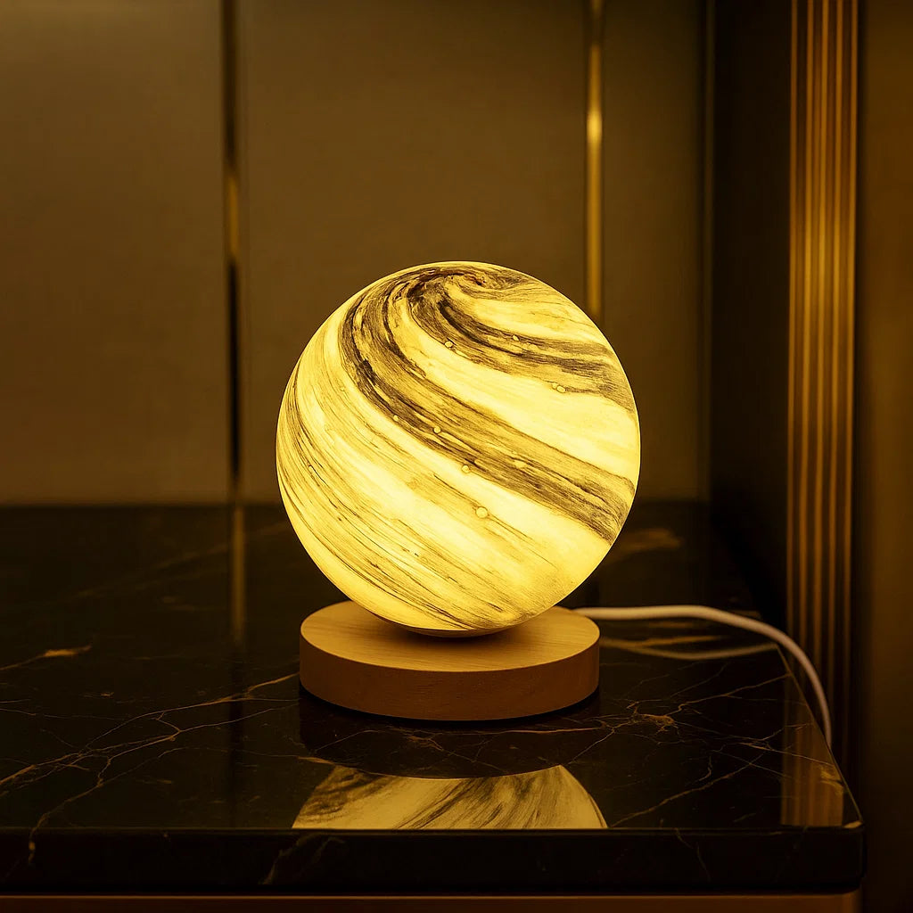 LED-Mondlampe mit Holzsockel ⎜ Stimmungsvolles Nachtlicht im Planetendesign für Schlafzimmer und Leseecke